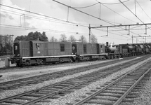 849576 Afbeelding van de diesel-electrische locomotieven 2433 en 2461 (serie 2400/2500) van de N.S. tijdens het ...